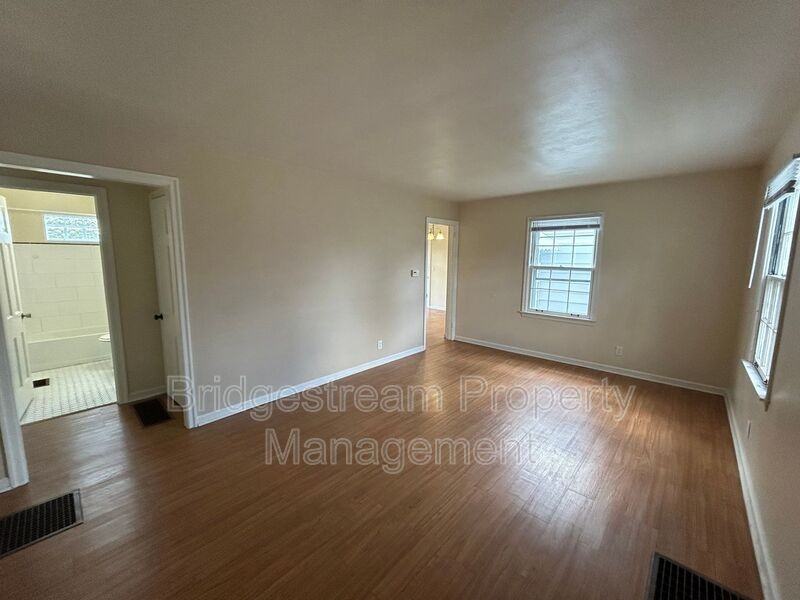 1944 Malcom Dr - Photo 6 of 12