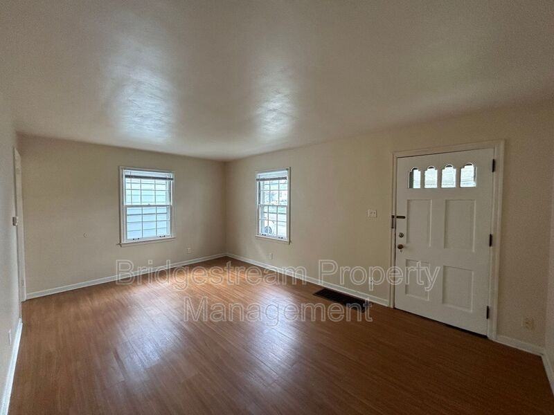 1944 Malcom Dr - Photo 7 of 12