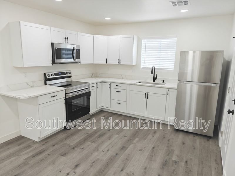 7416 N 62nd Ave - Photo 2 of 19