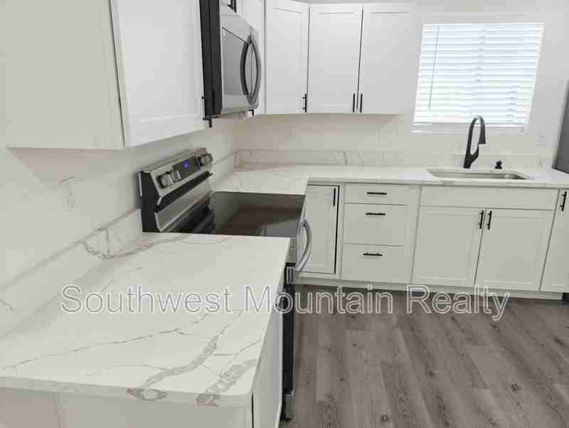 7416 N 62nd Ave - Photo 3 of 19