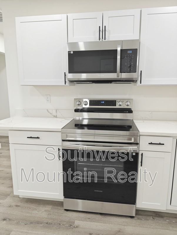 7416 N 62nd Ave - Photo 4 of 19