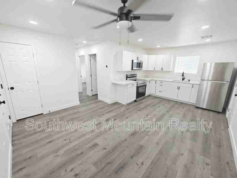 7416 N 62nd Ave - Photo 5 of 19