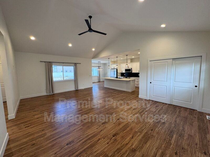 2522 Hunter Hall St - Photo 3 of 24