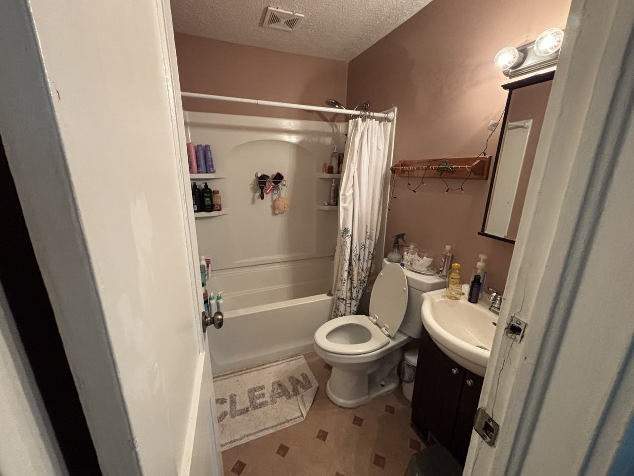 1122 N Madison St - Photo 5 of 11