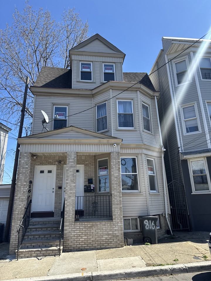 816 Hunterdon St #3