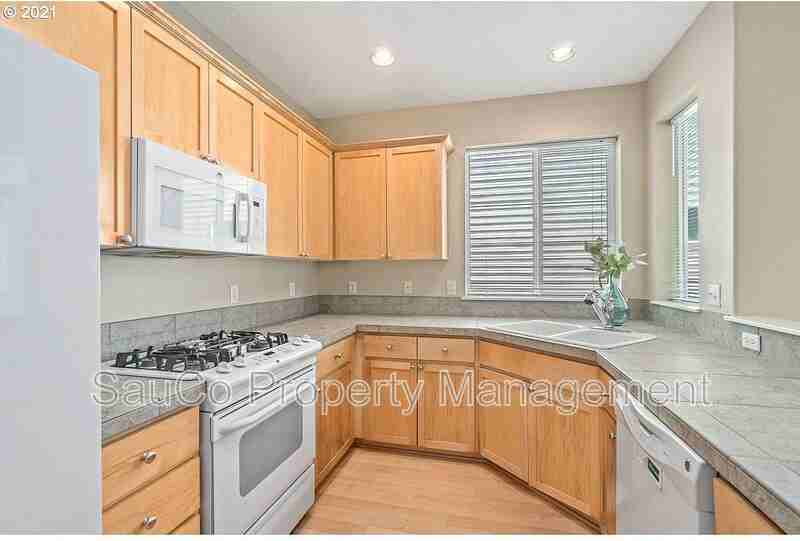 1146 Se Westerland St - Photo 5 of 19