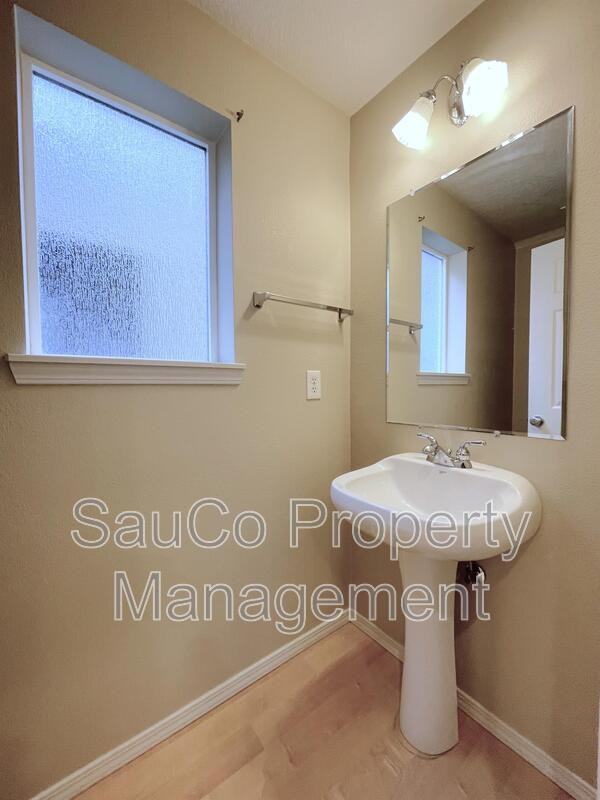 1146 Se Westerland St - Photo 7 of 19