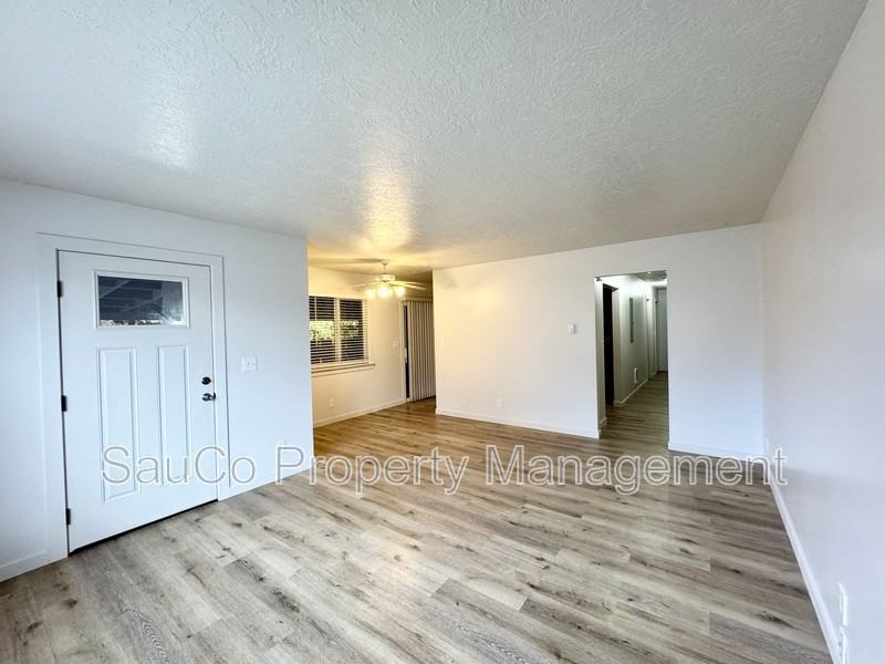 2737 Maywood Dr - Photo 2 of 8