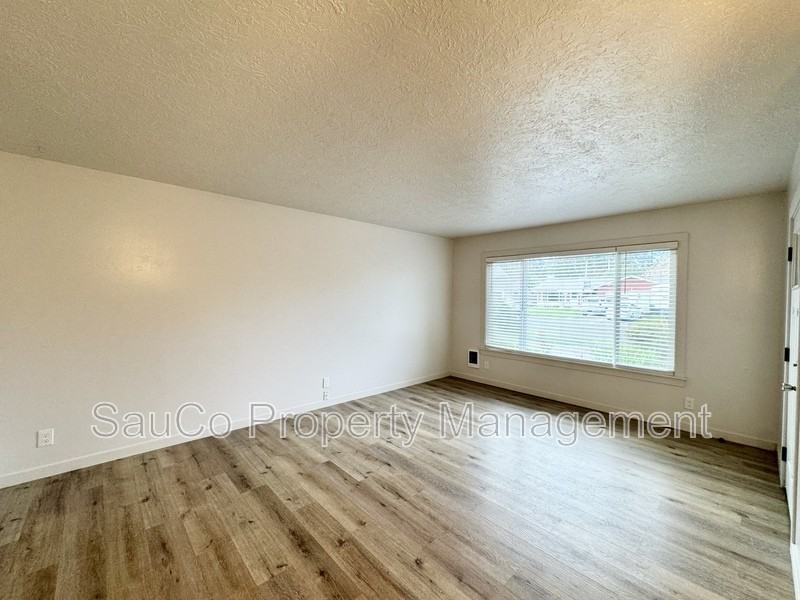 2737 Maywood Dr - Photo 3 of 8