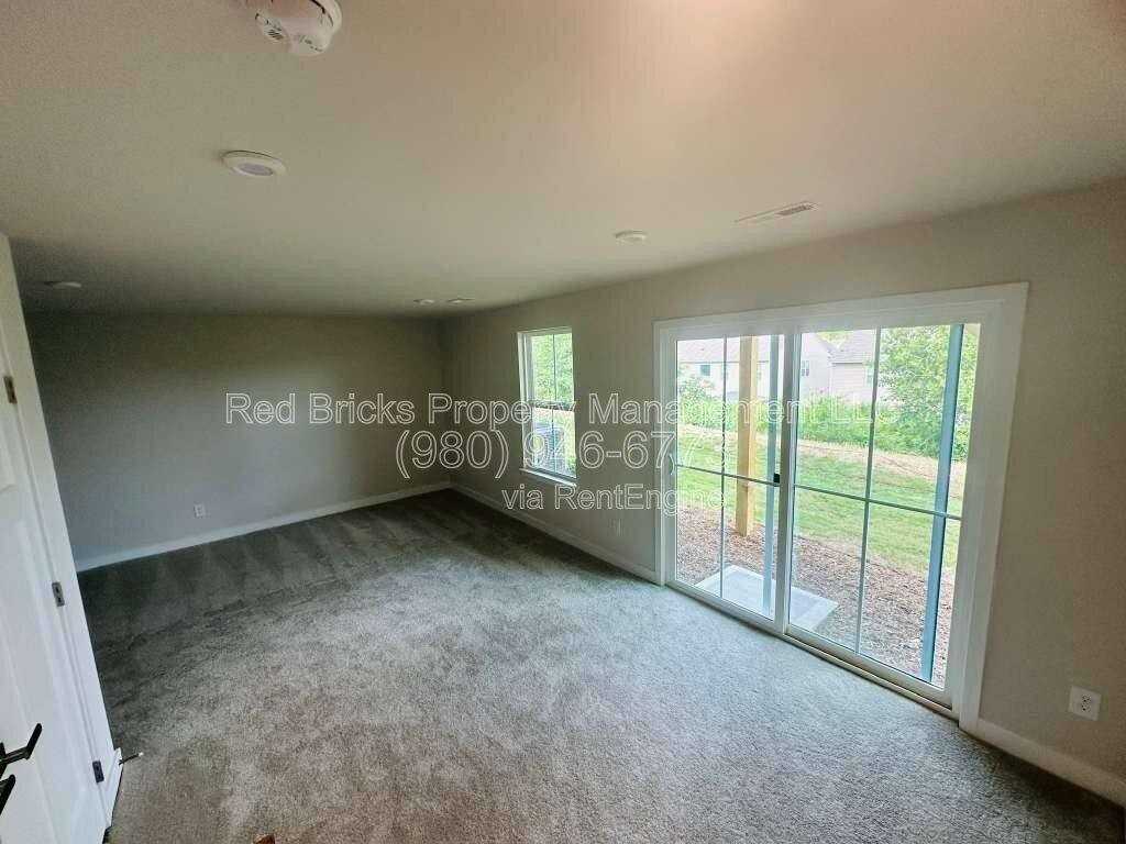 9902 Oaklawn Blvd Nw - Photo 2 of 10