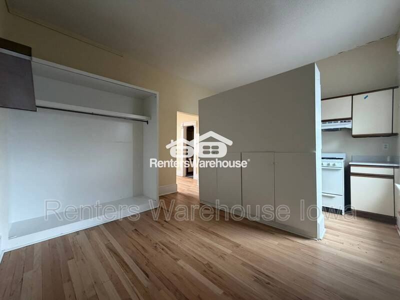 1215 25th St #4 - Photo 4 of 12