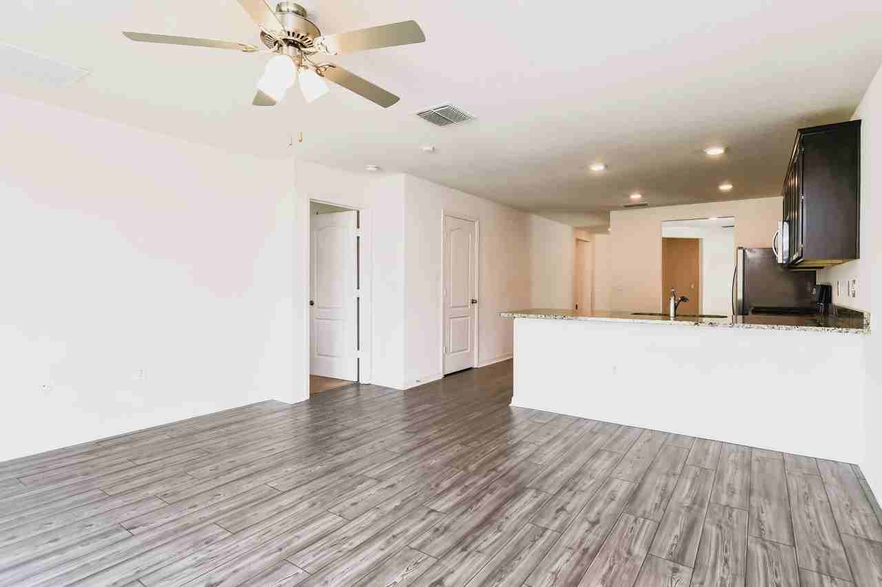 372 372 Kensington View Dr - Photo 3 of 17