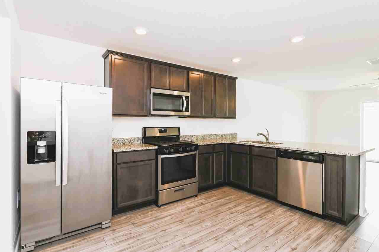 372 372 Kensington View Dr - Photo 6 of 17