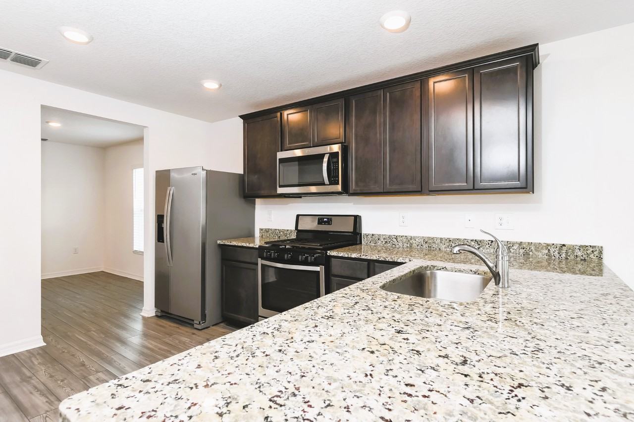 372 372 Kensington View Dr - Photo 7 of 17