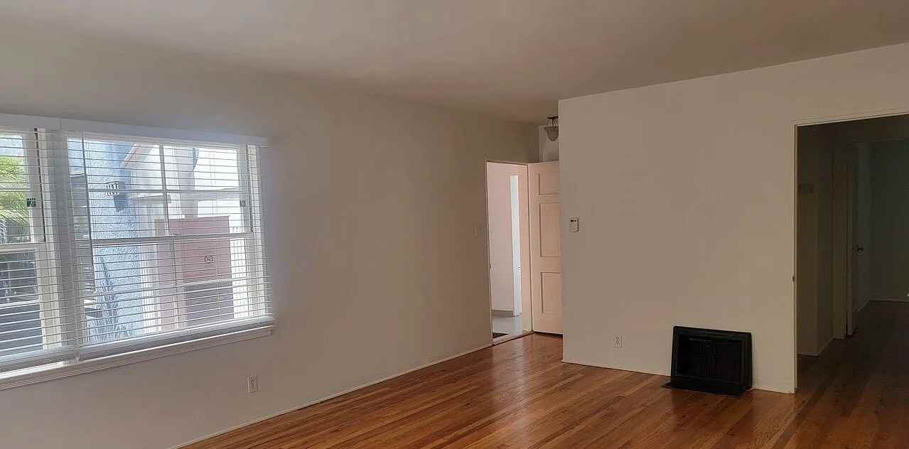 1137 26th St - Photo 3 of 5