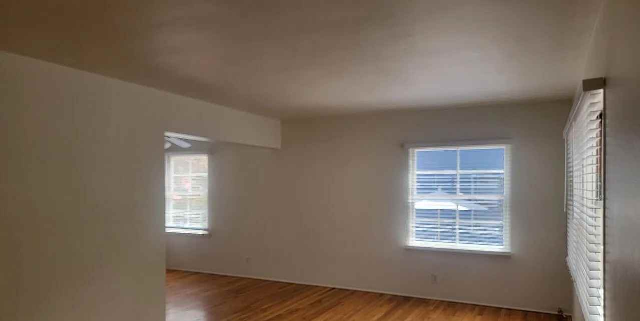 1137 26th St - Photo 4 of 5