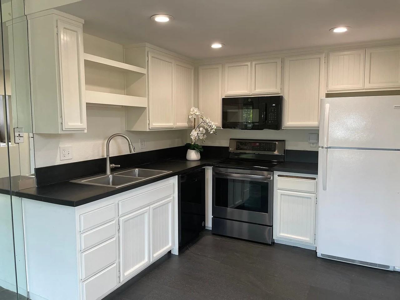 1050 Vista Del Pueblo - Photo 4 of 11