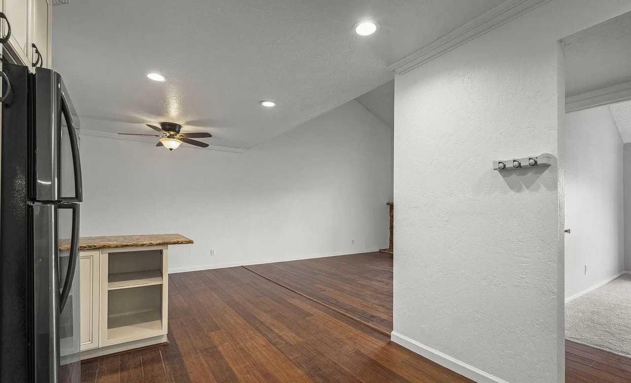 2845 Idlewild Dr - Photo 3 of 10