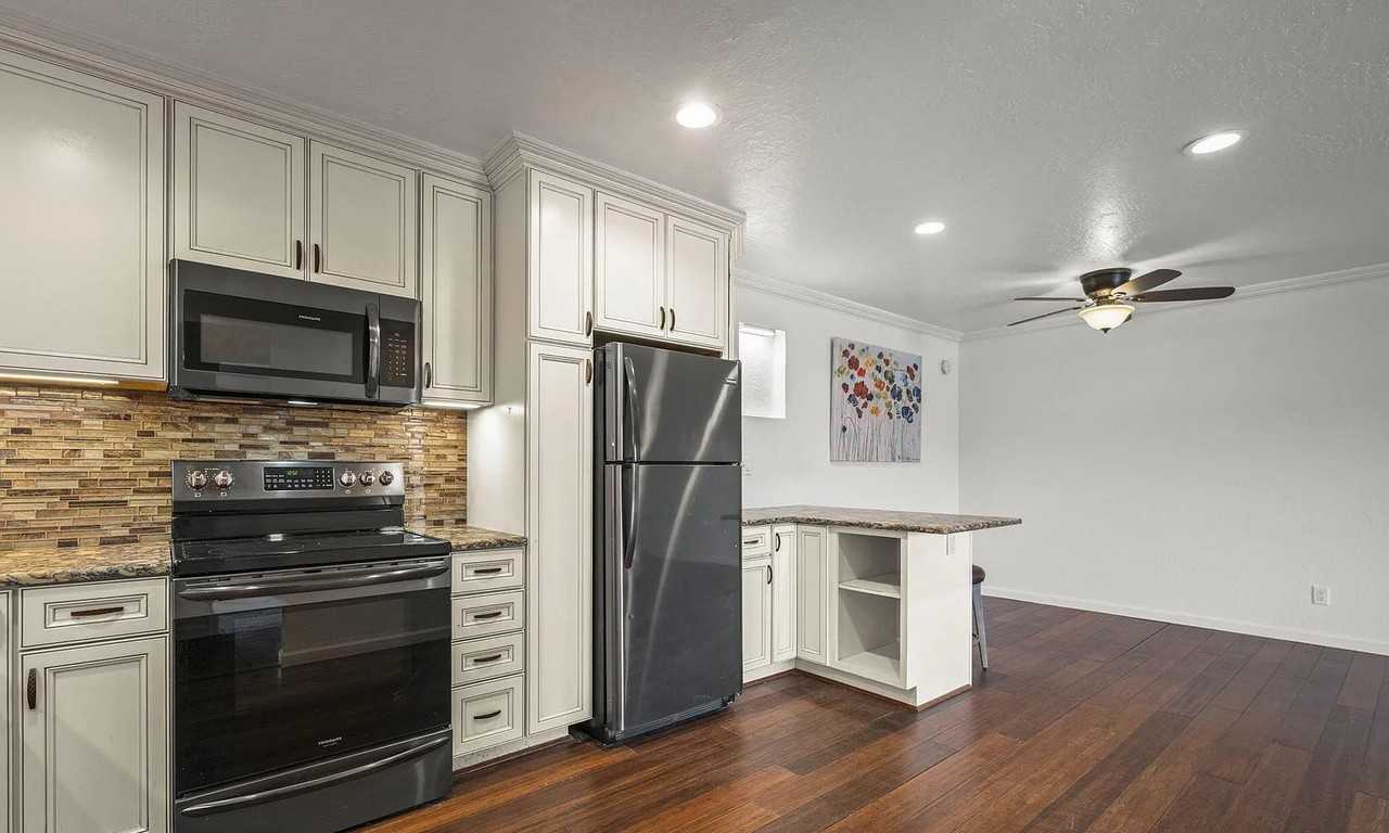 2845 Idlewild Dr - Photo 4 of 10