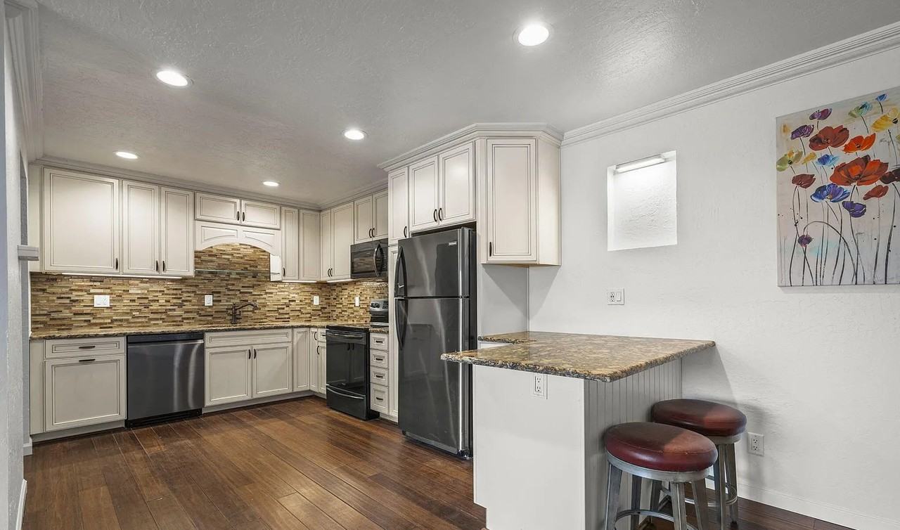 2845 Idlewild Dr - Photo 5 of 10