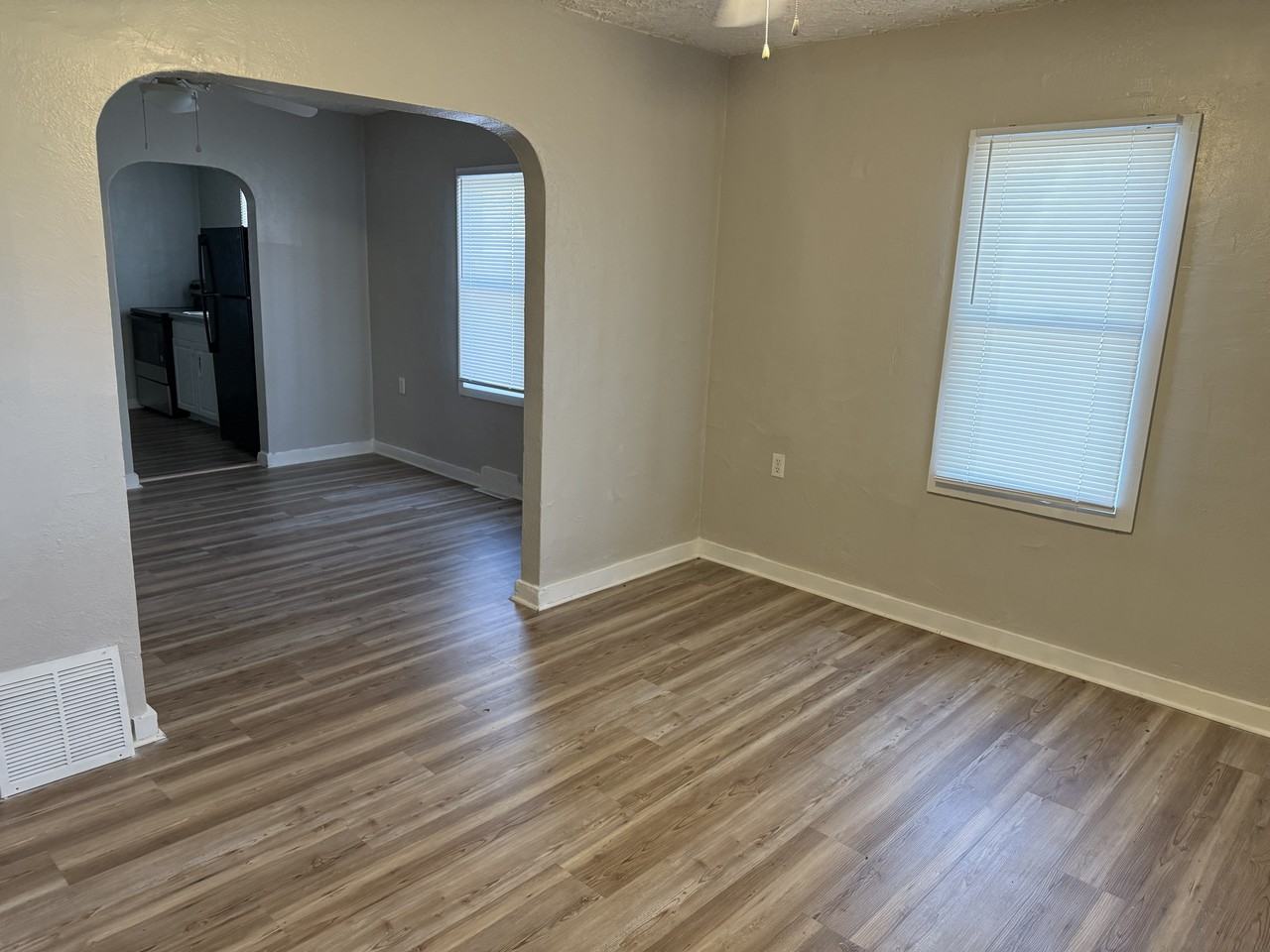 819 S Maguire St - Photo 3 of 14