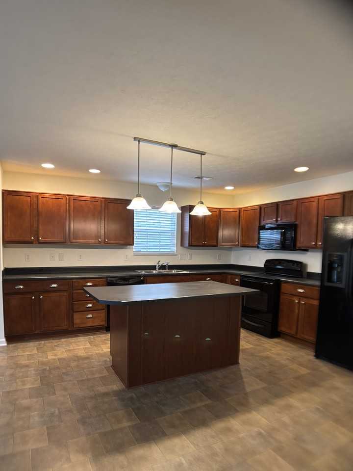 1034 Hendon Ct - Photo 3 of 15