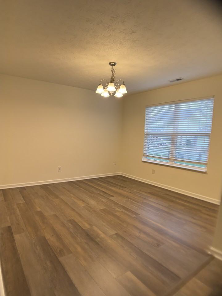 1034 Hendon Ct - Photo 5 of 15