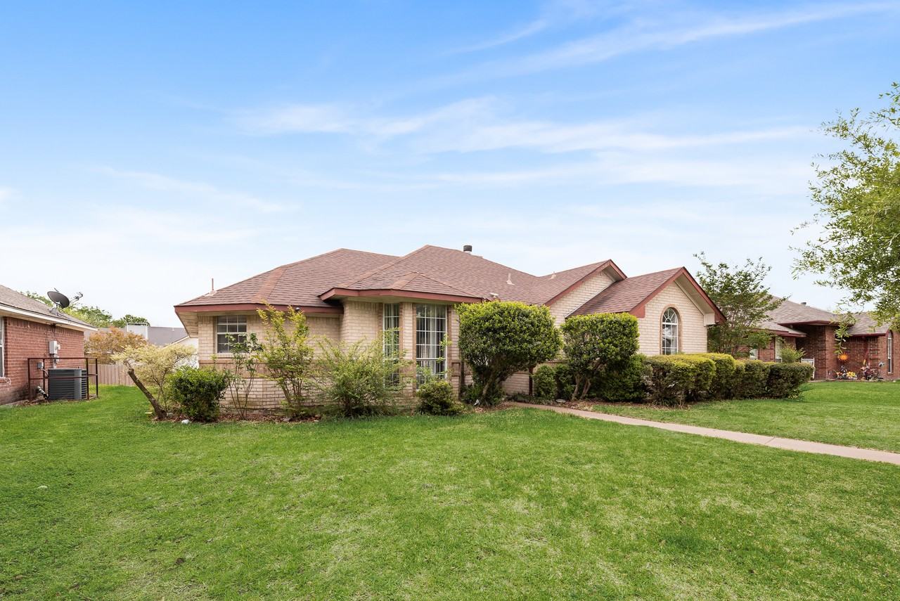 1304 Riverview Ln - Photo 2 of 21