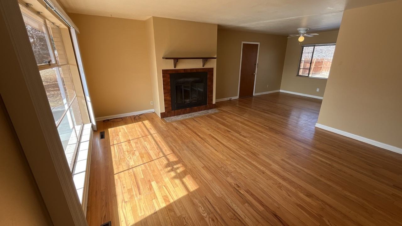 1004 Vega Dr - Photo 2 of 10