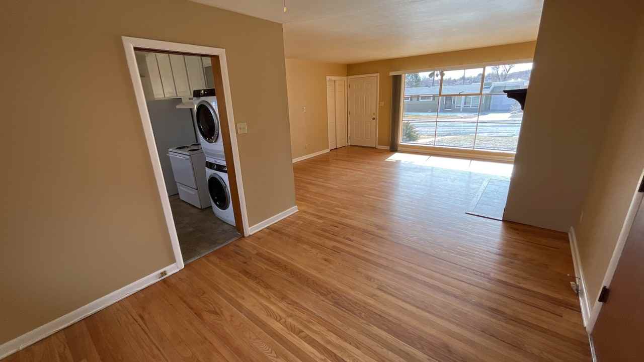 1004 Vega Dr - Photo 3 of 10