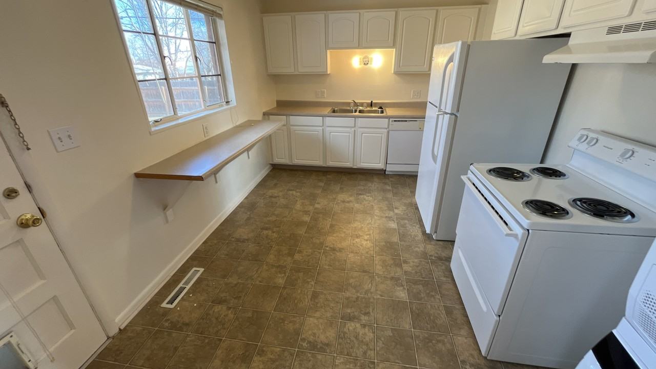 1004 Vega Dr - Photo 4 of 10