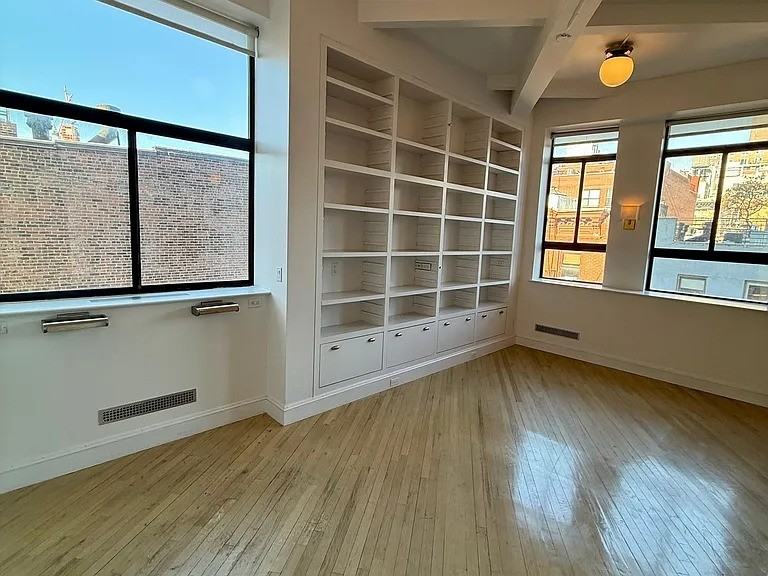 2 Cornelia St - Photo 4 of 7