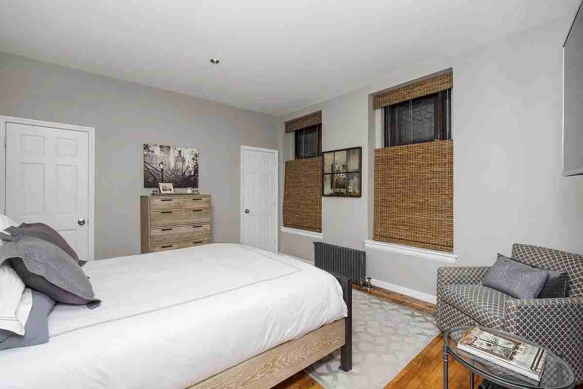 10 W 93Rd St - Photo 4 of 7