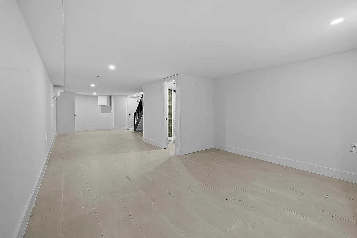 371 Grant Ave - Photo 4 of 12