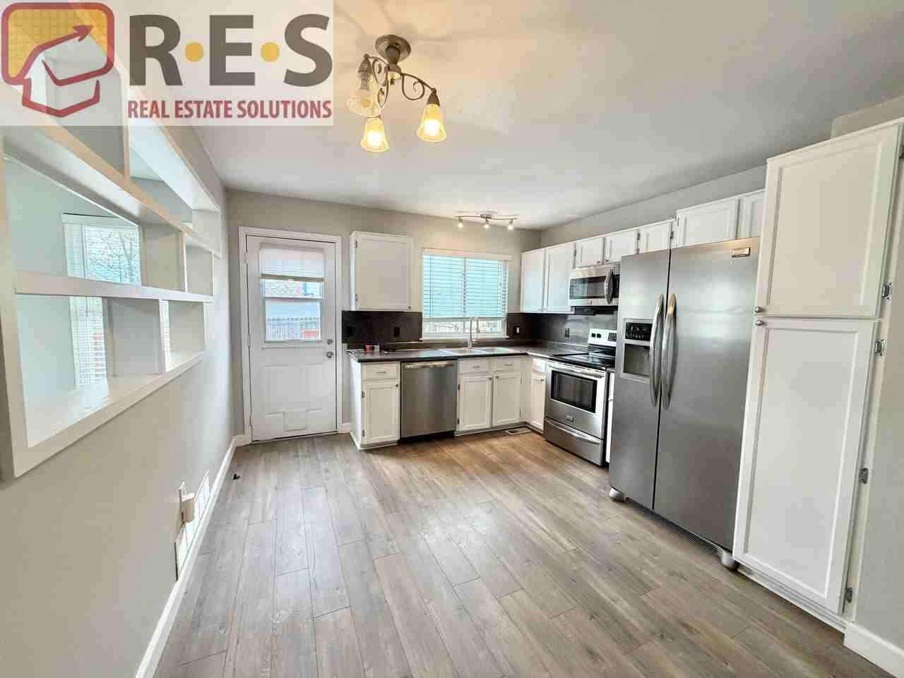 652 Longfellow Ln - Photo 3 of 17
