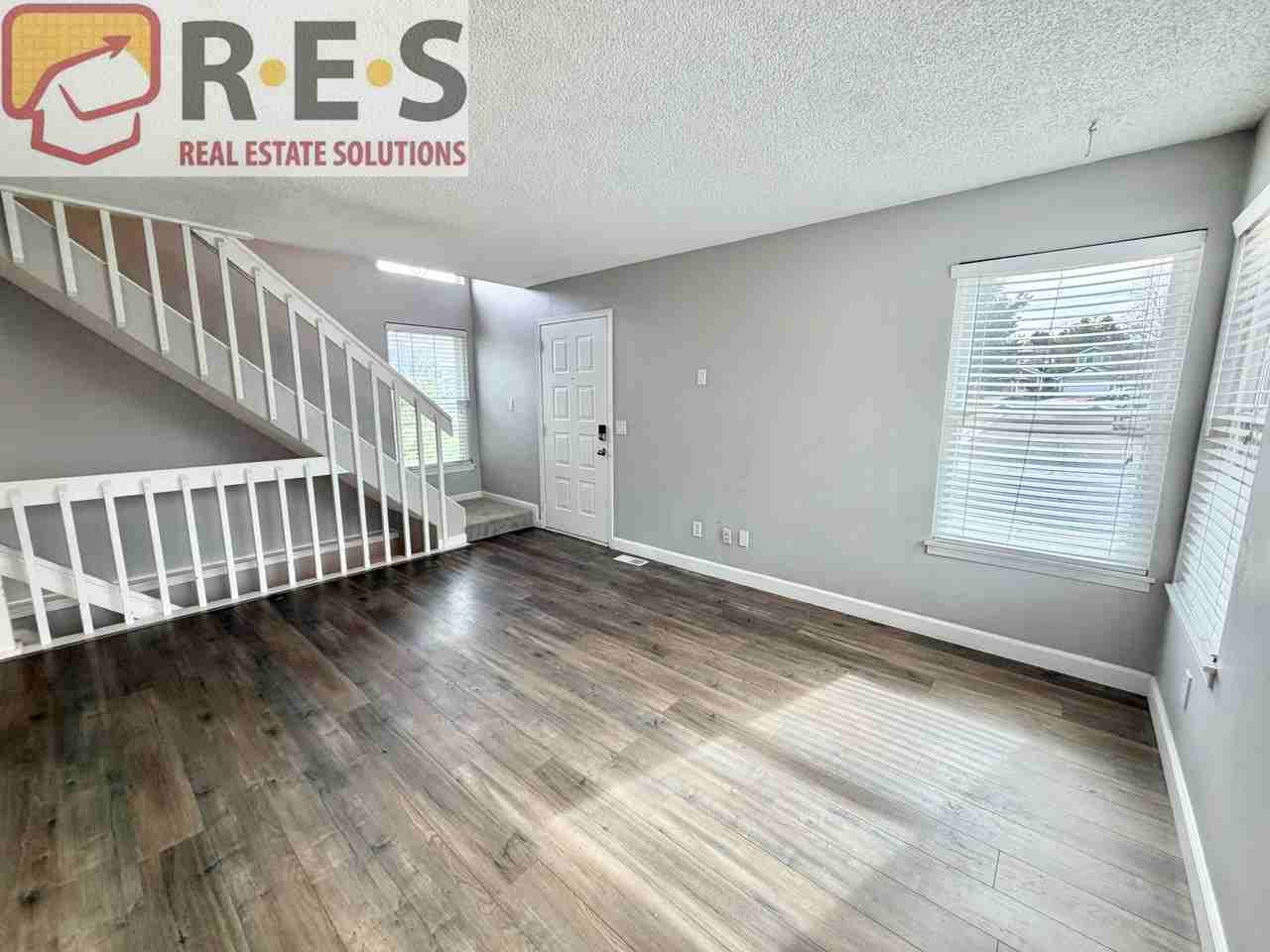 652 Longfellow Ln - Photo 4 of 17