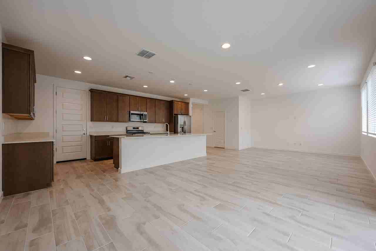 10151 E Ulysses Ave - Photo 4 of 38