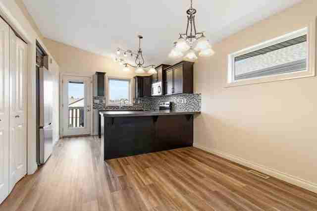 24 Trimble Close Uppr - Photo 4 of 14
