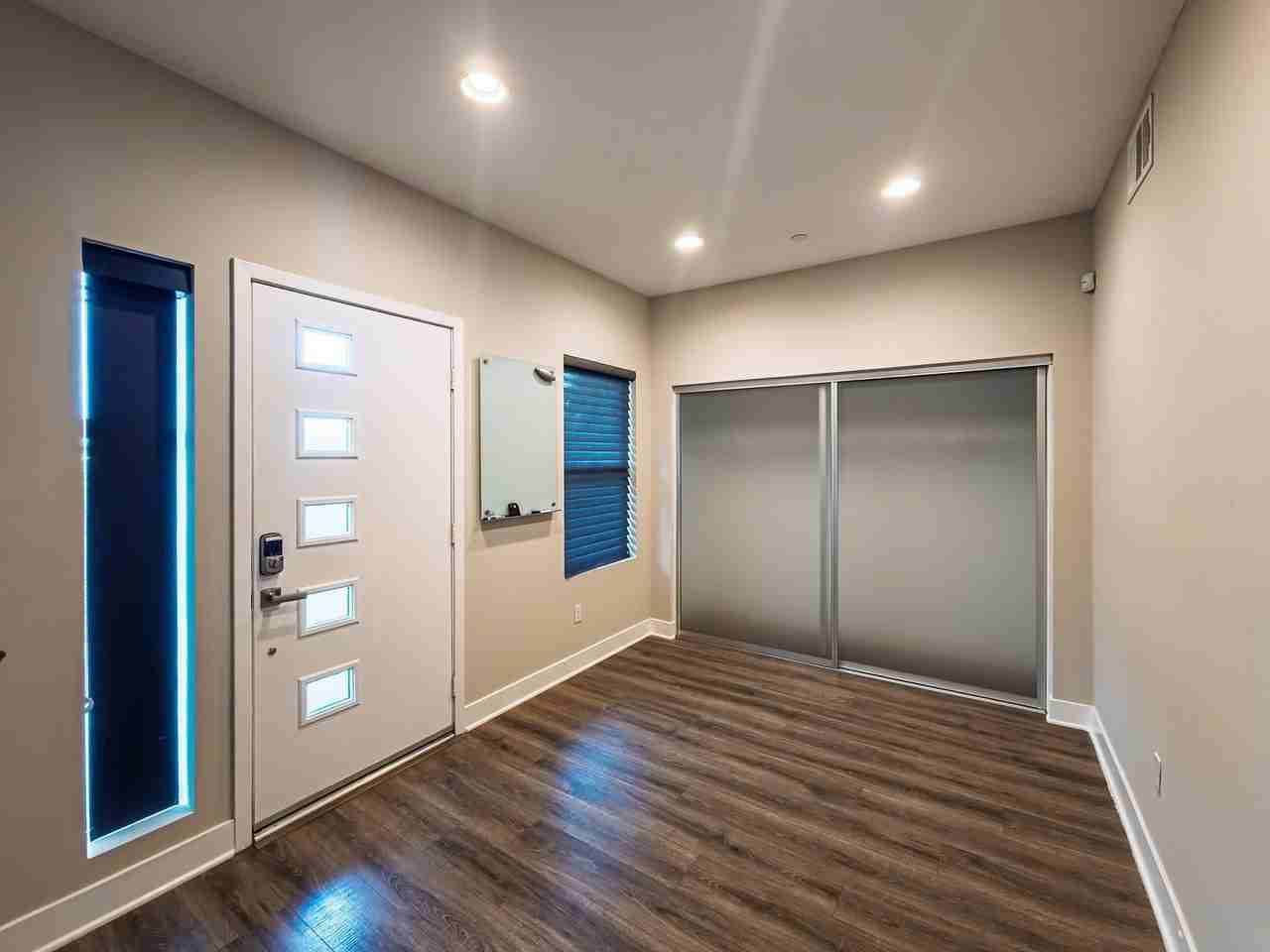 2753 Waverly Dr - Photo 2 of 33