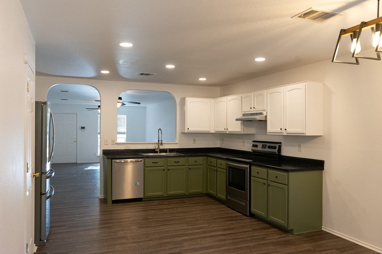 2225 Stoneleigh Dr #NA - Photo 6 of 20