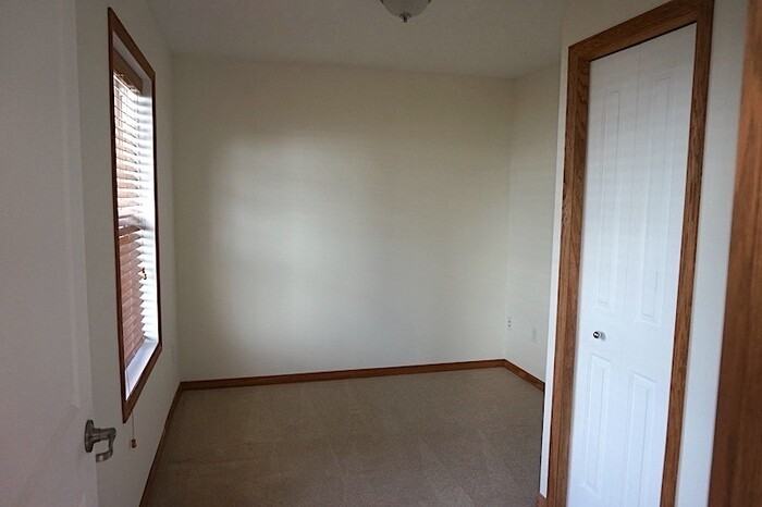 5038 Dunkirk Pl N - Photo 5 of 22