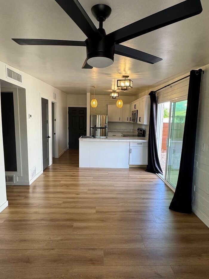 205 W 25th St - Photo 4 of 17