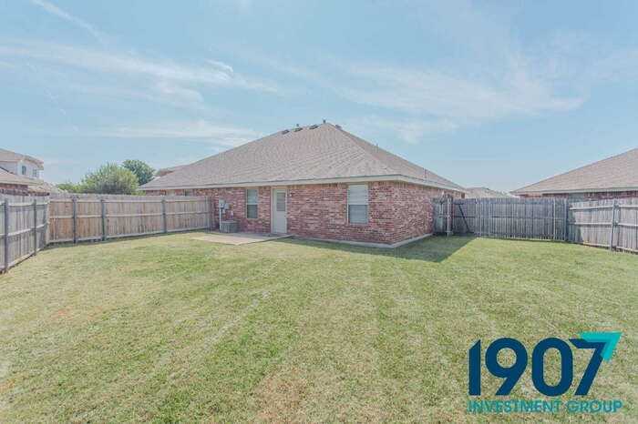 923 Sw 37th St #2 - Photo 3 of 28