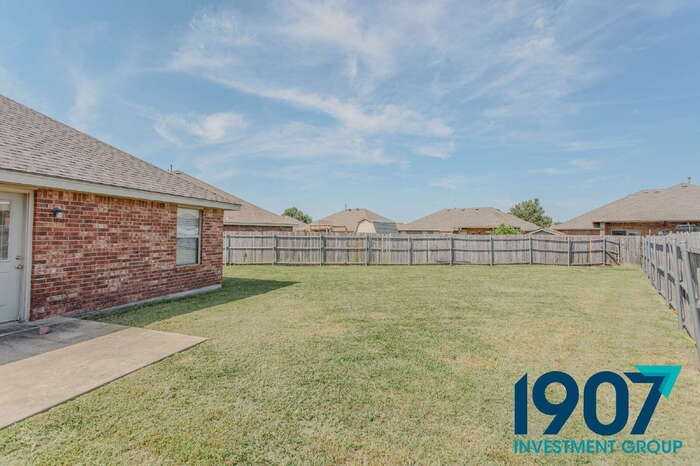 923 Sw 37th St #2 - Photo 4 of 28