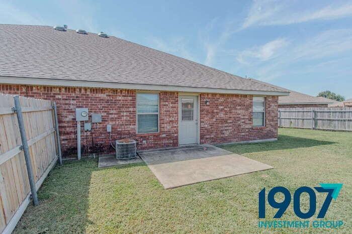 923 Sw 37th St #2 - Photo 5 of 28