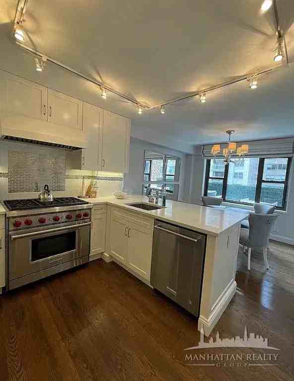 E 56th St #14 - Photo 6 of 16