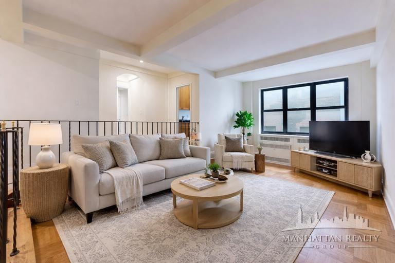 E 56th St #6K - Photo 4 of 5