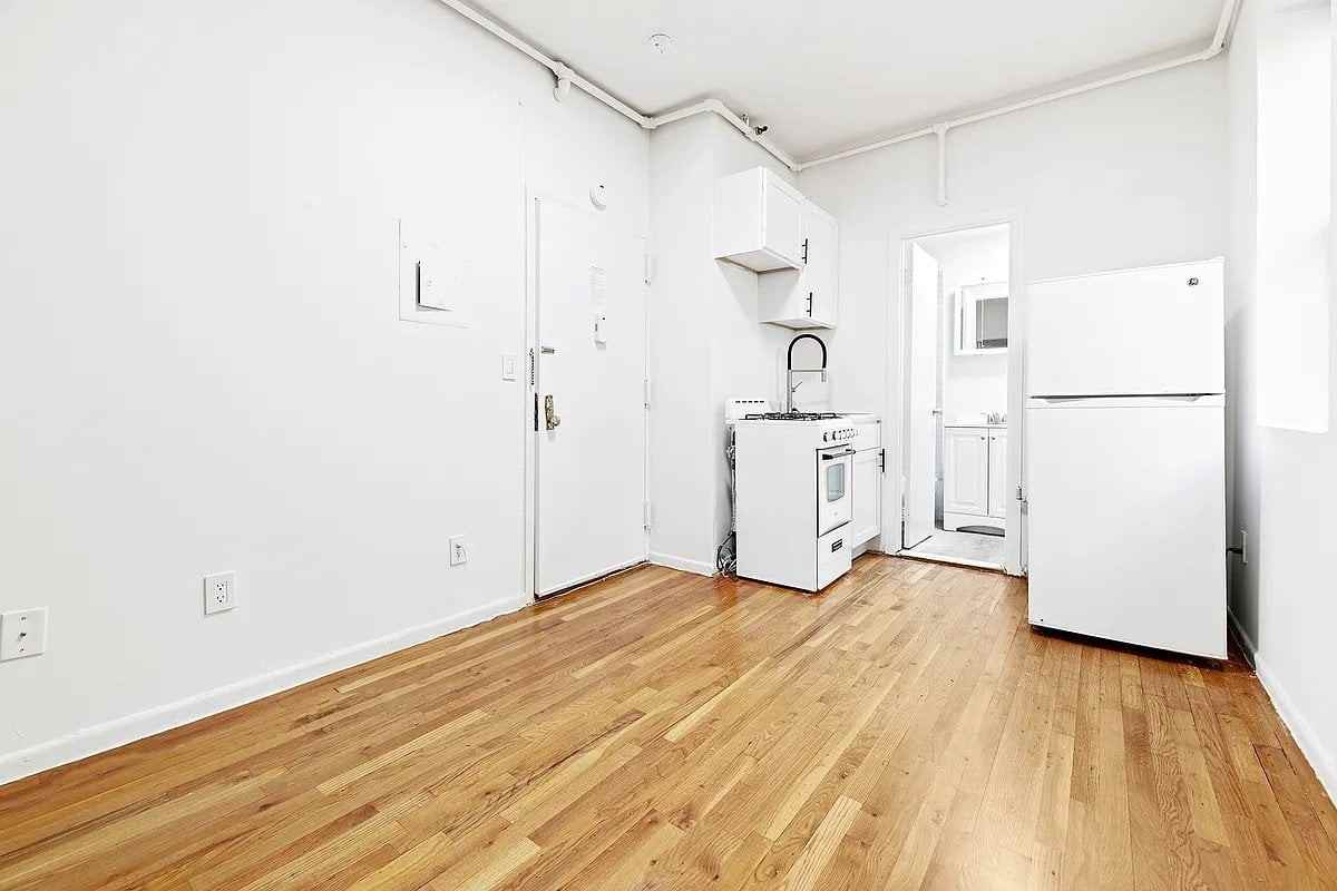 235 W 63rd St #2C - Photo 3 of 4