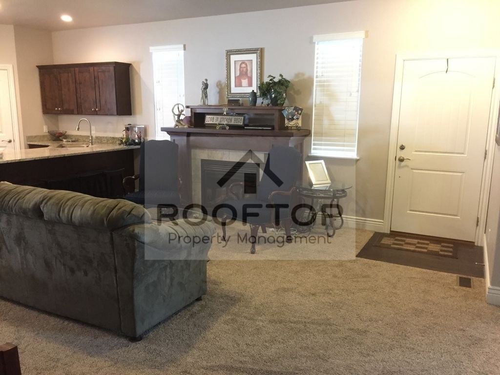 676 S 150 E - Photo 4 of 20