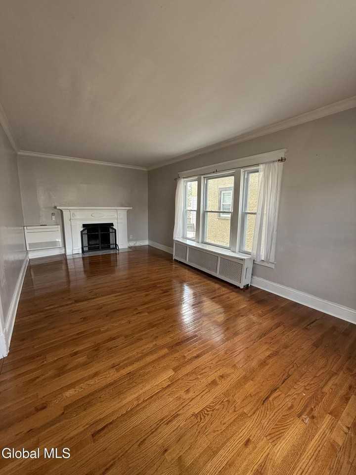 1960 Eastern Pkwy - Photo 3 of 20